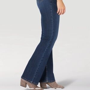 Wrangler women’s jeans, straight leg size 16 - 34” inseam 2 pairs, high rise